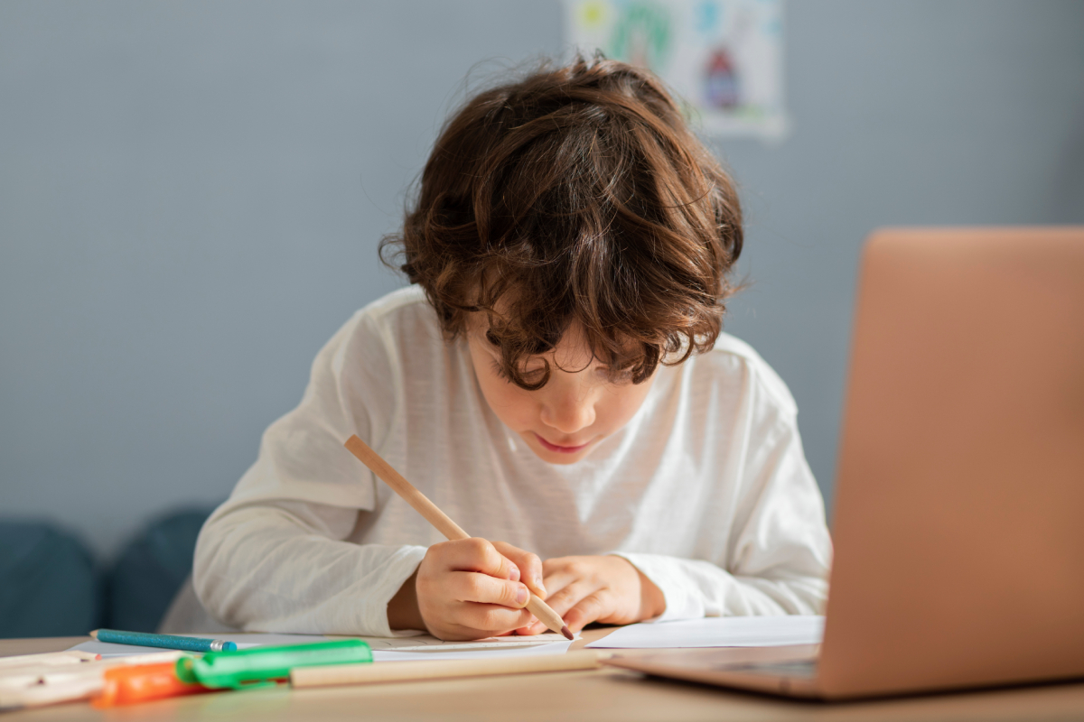 niño estudiando