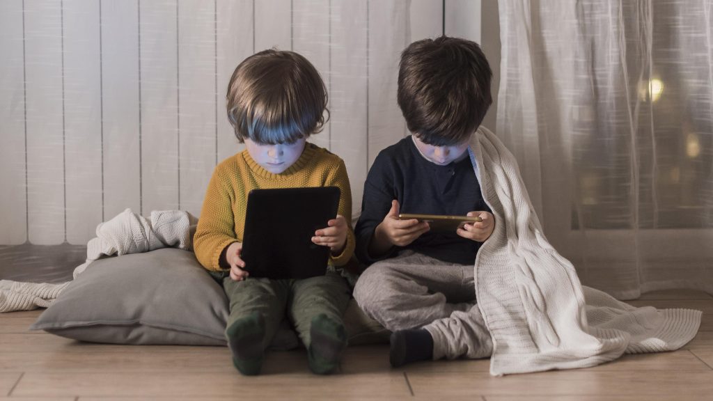 preguntas frecuentes sobre la miopía niños usando pantallas