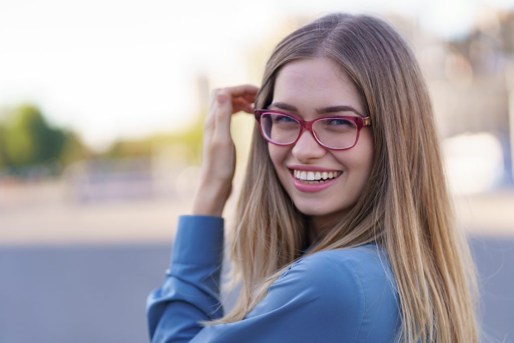 chica con gafas para corregir su miopía